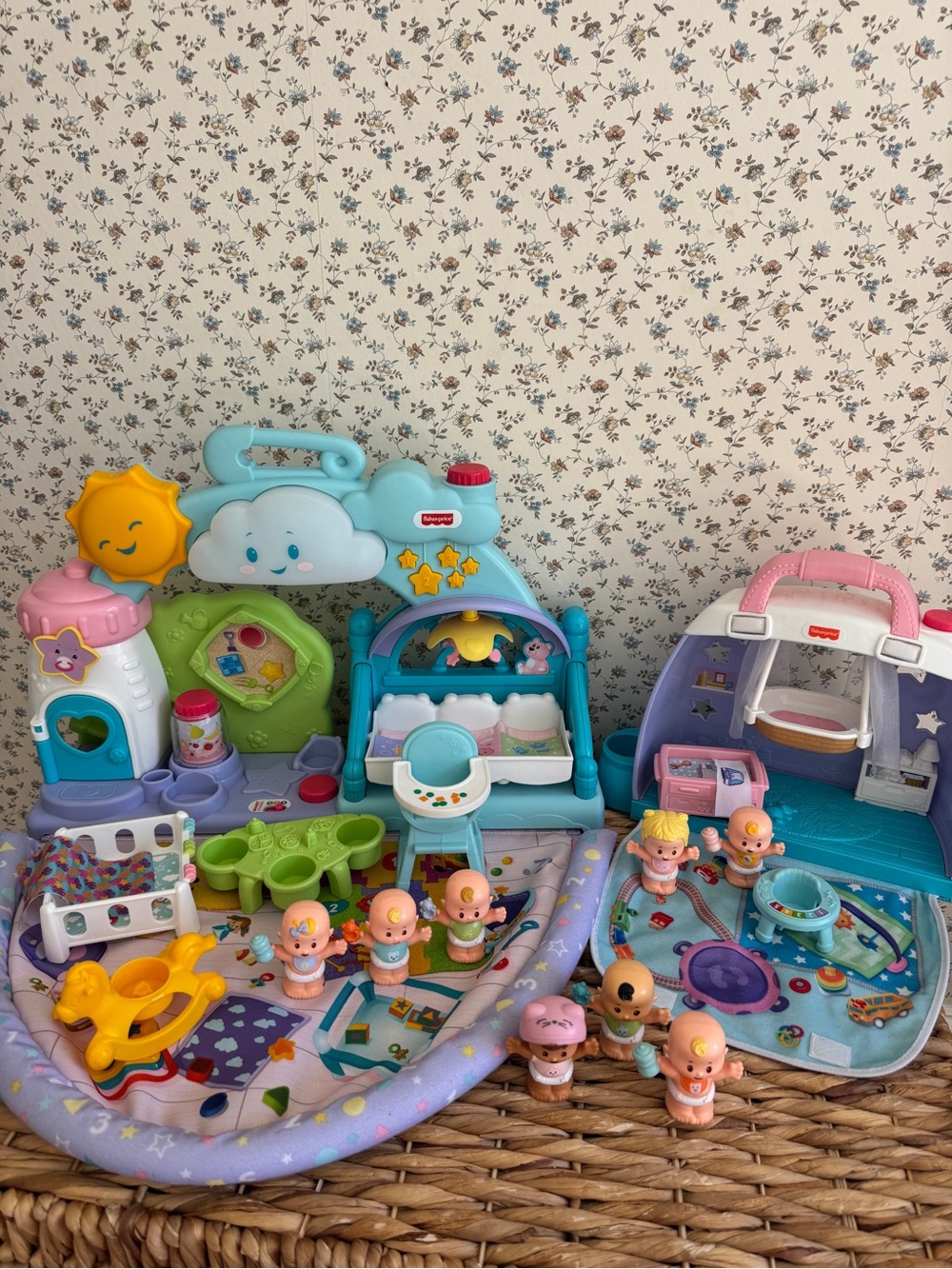 Fisher-Price Little People cuddle play baby's room & 1-2-3 babies playdate